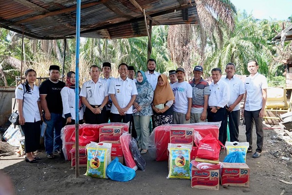 Wabup Rohil Kunjungi Korban Kebakaran Rumah dan Serahkan Bantuan